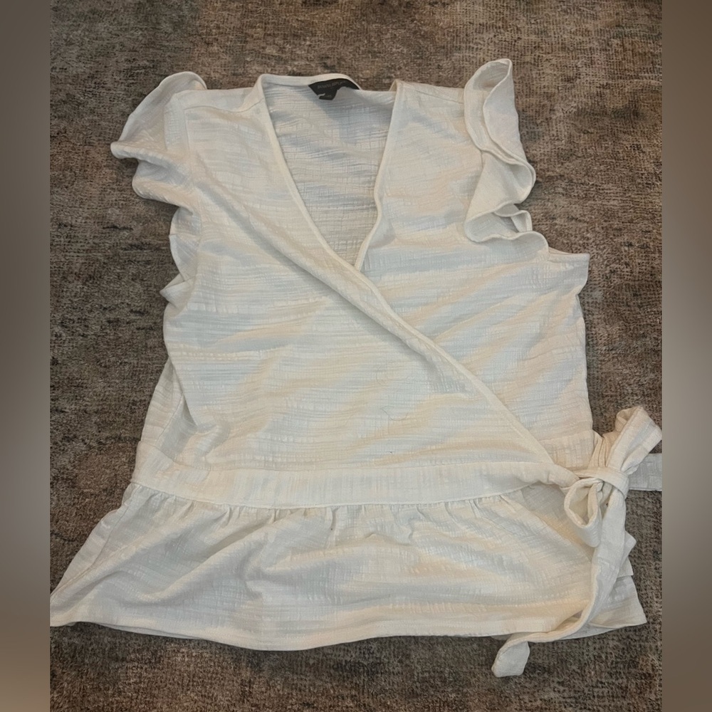 Banana Republic Factory White Ruffle Wrap Top Size Medium EUC